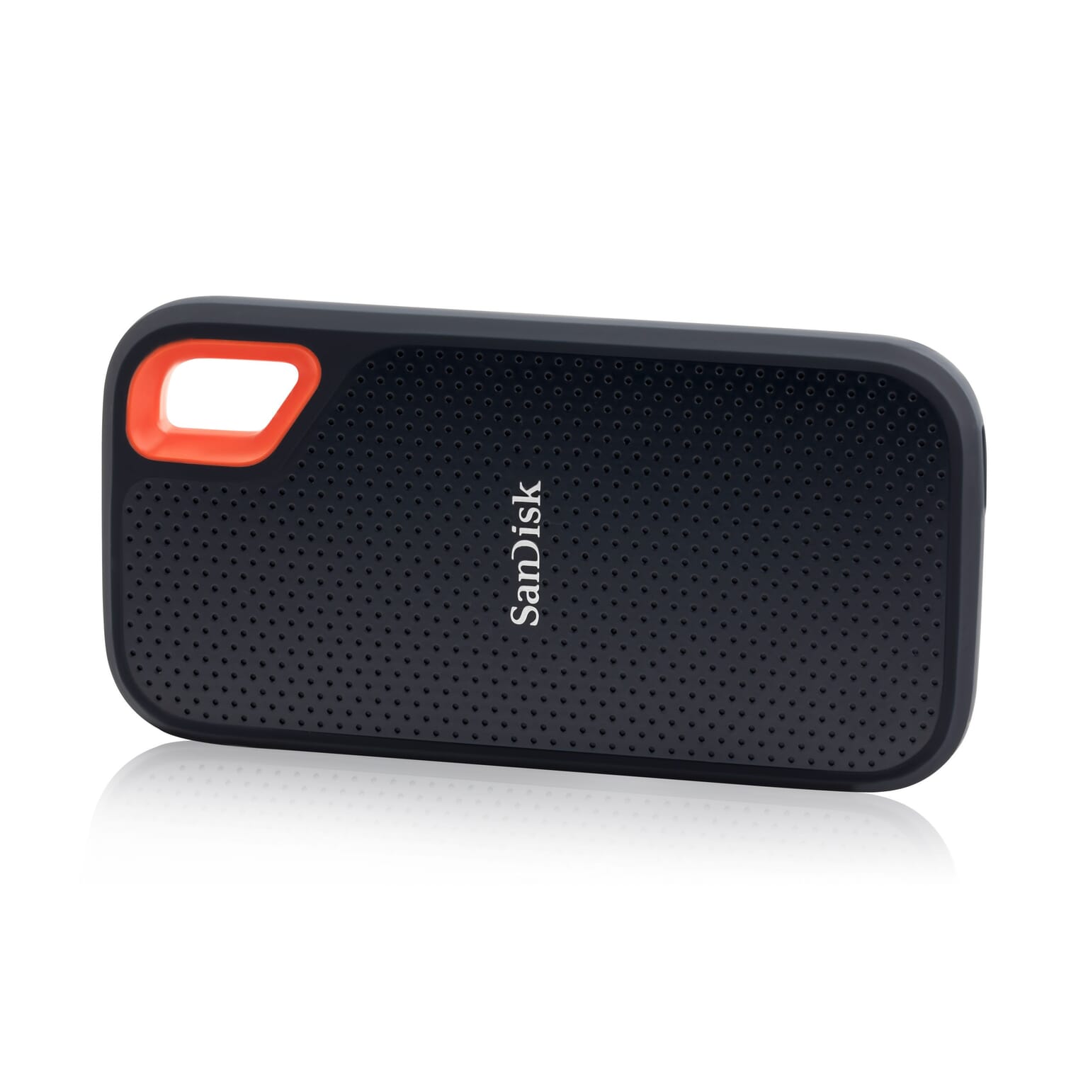 מגן לטלפון סלולרי של חברת סאנדיסק בצבע שחור מונח על צידו על גבי רקע לבן